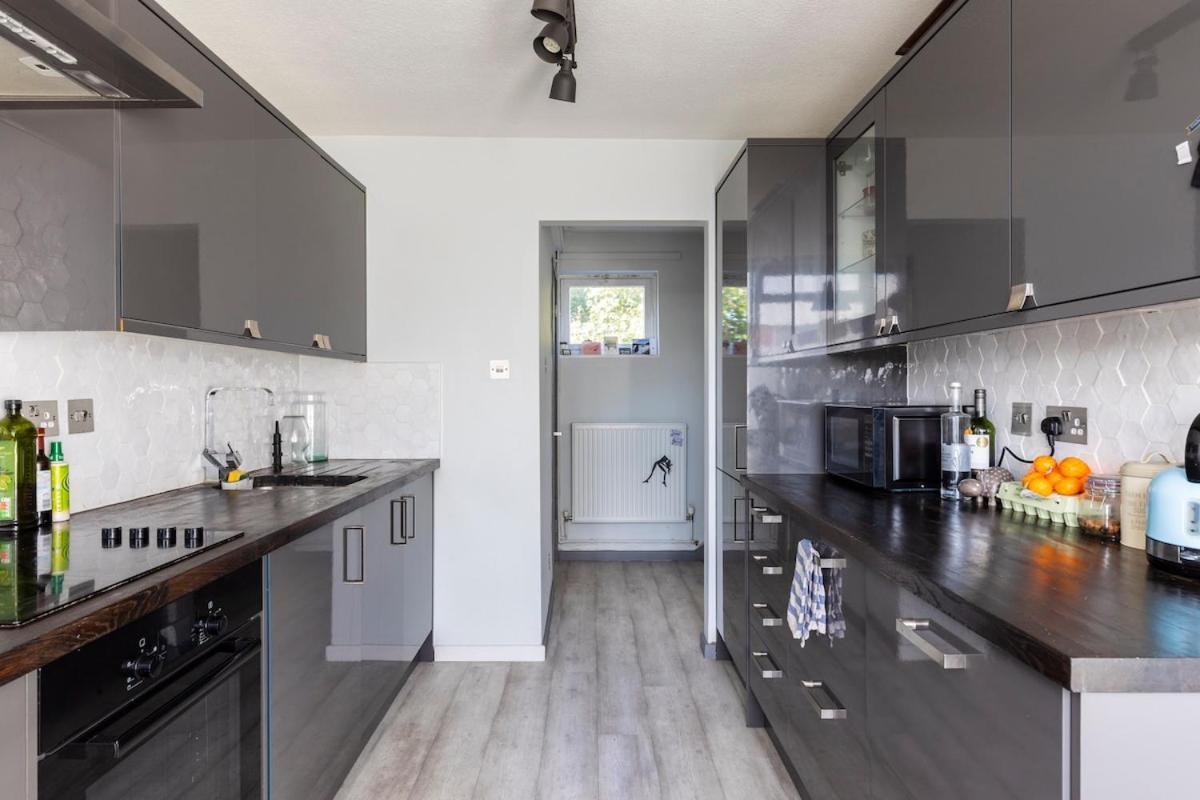 Spacious And Stylish 2 Bed Flat Apartment *