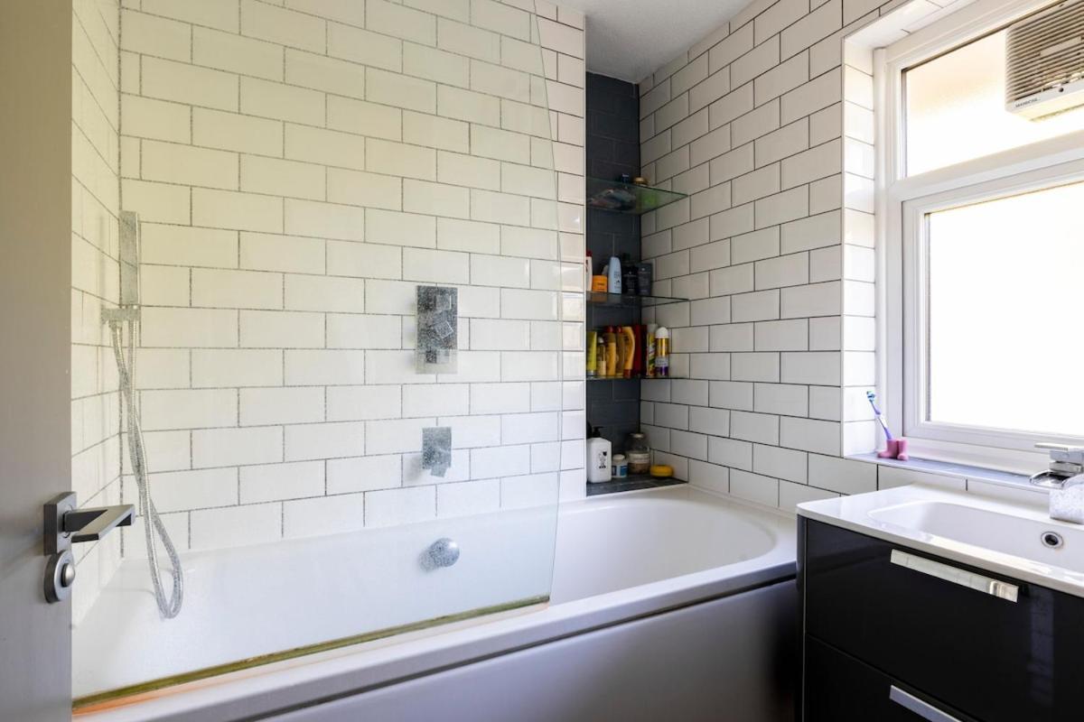 Spacious And Stylish 2 Bed Flat * London
